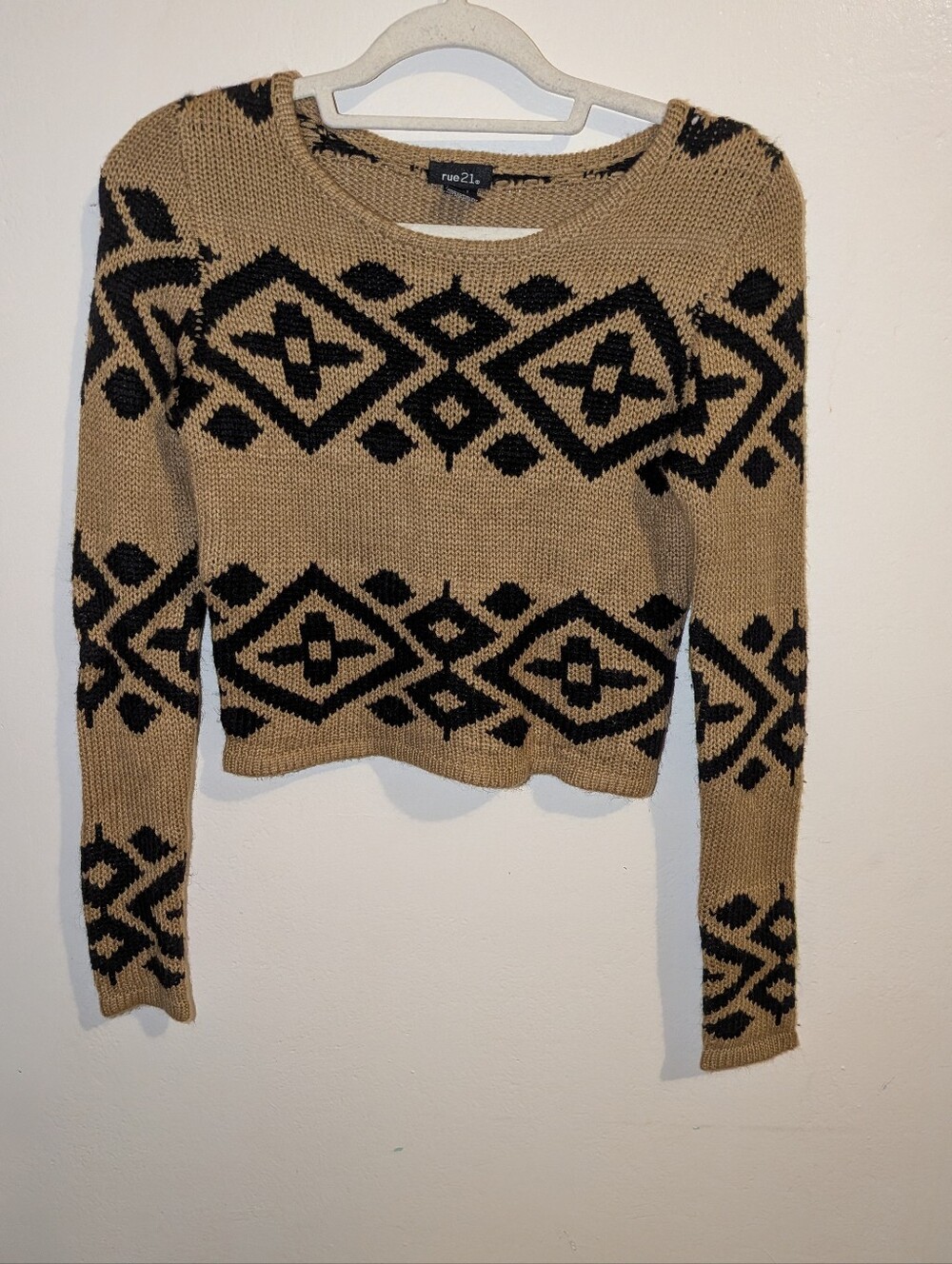 Rue21 Tan and Black Geometric Cropped Crew Sweater Size S